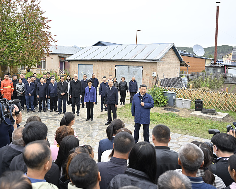 9月6日至8日，中共中央總書(shū)記、國(guó)家主席、中央軍委主席習(xí)近平在黑龍江考察。這是6日下午，習(xí)近平在大興安嶺地區(qū)漠河市北極村考察時(shí)，同當(dāng)?shù)厝罕娪H切交流。