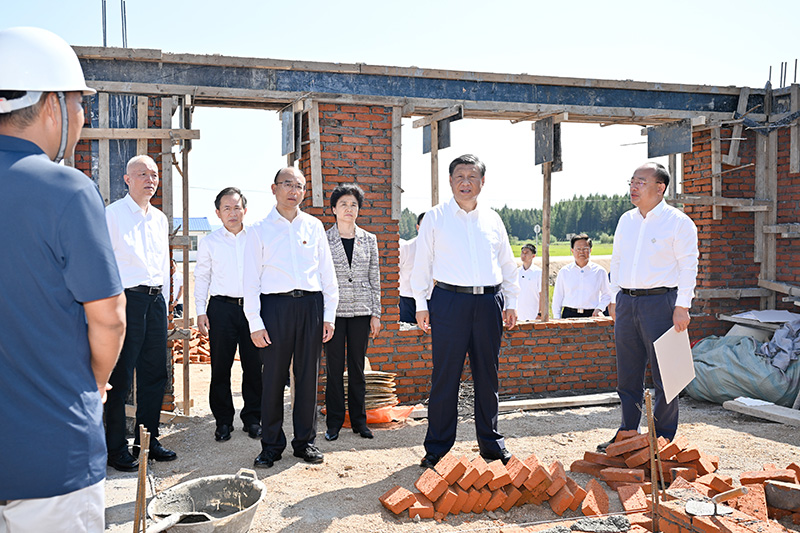 9月6日至8日，中共中央總書(shū)記、國(guó)家主席、中央軍委主席習(xí)近平在黑龍江考察。這是7日上午，習(xí)近平在遭受洪澇災(zāi)害的哈爾濱尚志市老街基鄉(xiāng)龍王廟村，察看水毀房屋重建情況。
