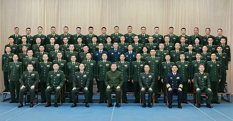 11月29日，中共中央總書記、國家主席、中央軍委主席習(xí)近平到武警海警總隊(duì)東海海區(qū)指揮部視察。這是習(xí)近平親切接見東海海區(qū)指揮部有關(guān)同志，同大家合影留念。